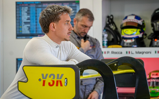 Paolo rocca apoyado en su coche